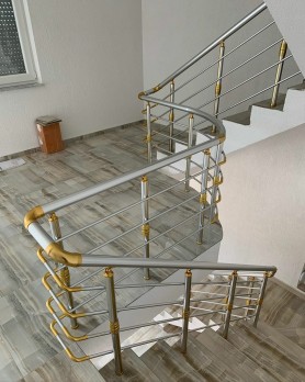 ПЕРИЛА ДЛЯ СХОДІВ З АЛЮМІНІЮ З КРУГЛИМ ПРОФІЛЕМ В КОЛЬОРІ СРІБЛО І ДЕКОРАТИВНИМИ ВСТАВКАМИ В ЗОЛОТІ З ПРУТИКАМИ