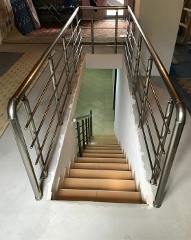 ПЕРИЛА ДЛЯ СХОДІВ З АЛЮМІНІЮ З КРУГЛИМ ПРОФІЛЕМ КОЛІР ШАМПАНЬ З ПРУТИКАМИ