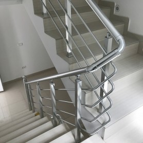 ПЕРИЛА ДЛЯ СХОДІВ З АЛЮМІНІЮ З КРУГЛИМ ПРОФІЛЕМ КОЛІР СРІБЛО З ПРУТИКАМИ