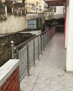 Поруччя для балкона з алюмінію з круглим профілем колір шампань з вертикальними прутиками