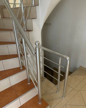 ПЕРИЛА ДЛЯ СХОДІВ З АЛЮМІНІЮ З КРУГЛИМ ПРОФІЛЕМ КОЛІР СРІБЛО З ПРУТИКАМИ