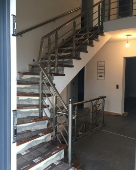 ПЕРИЛА ДЛЯ СХОДІВ З АЛЮМІНІЮ З КРУГЛИМ ПРОФІЛЕМ КОЛІР ШАМПАНЬ З ПРУТИКАМИ