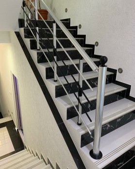 ПЕРИЛА ДЛЯ СХОДІВ З АЛЮМІНІЮ З КРУГЛИМ ПРОФІЛЕМ КОЛІР СРІБЛО З ПРУТИКАМИ