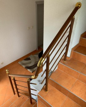 ПЕРИЛА ДЛЯ СХОДІВ З АЛЮМІНІЮ З КРУГЛИМ ПРОФІЛЕМ ЕКСКЛЮЗИВНОГО КОЛЬОРУ З ПРУТИКАМИ