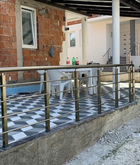 Алюмінієві перила на ганок круглий профіль колір шампань із прутиками