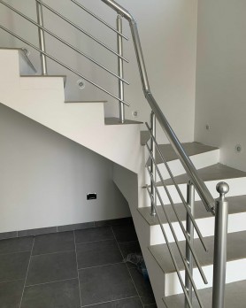 ПЕРИЛА ДЛЯ СХОДІВ З АЛЮМІНІЮ З КРУГЛИМ ПРОФІЛЕМ КОЛІР СРІБЛО З ПРУТИКАМИ