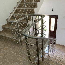 ПЕРИЛА ДЛЯ СХОДІВ З АЛЮМІНІЮ З КРУГЛИМ ПРОФІЛЕМ КОЛІР ШАМПАНЬ З ПРУТИКАМИ