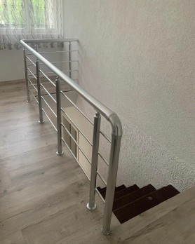 ПЕРИЛА ДЛЯ СХОДІВ З АЛЮМІНІЮ З КРУГЛИМ ПРОФІЛЕМ КОЛІР СРІБЛО З ПРУТИКАМИ