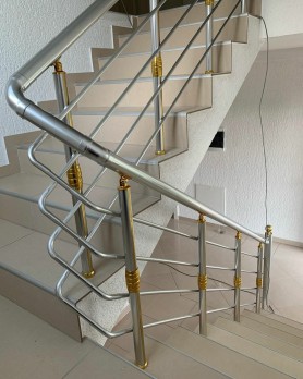 ПЕРИЛА ДЛЯ СХОДІВ З АЛЮМІНІЮ З КРУГЛИМ ПРОФІЛЕМ КОЛІР СРІБЛО З ПРУТИКАМИ