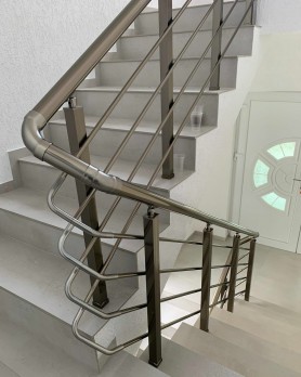 ПЕРИЛА ДЛЯ СХОДІВ З АЛЮМІНІЮ З КВАДРАТНИМ ПРОФІЛЕМ КОЛІР ШАМПАНЬ З ПРУТИКАМИ