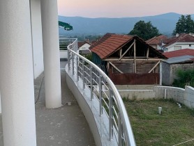 Поруччя для балкона з алюмінію з круглим профілем колір срібло з прутиками