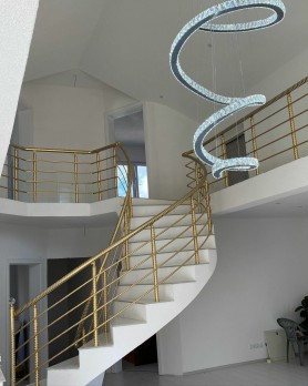 ПЕРИЛА ДЛЯ СХОДІВ З АЛЮМІНІЮ ПРОФІЛЬ З НАСІЧКАМИ КРУГЛИЙ КОЛІР ЗОЛОТО З ПРУТИКАМИ