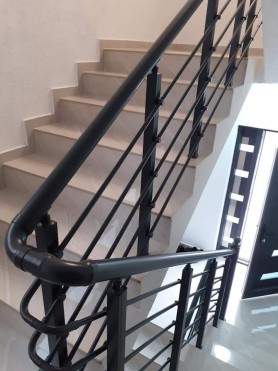 ПЕРИЛА ДЛЯ СХОДІВ З АЛЮМІНІЮ З КРУГЛИМ ПРОФІЛЕМ ЕКСКЛЮЗИВНОГО КОЛЬОРУ З ПРУТИКАМИ