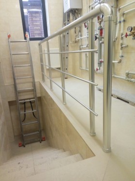 ПЕРИЛА АЛЮМІНІЄВІ НА СХОДИ КРУГЛИЙ ПРОФІЛЬ КОЛІР СРІБЛО З ПРУТИКАМИ