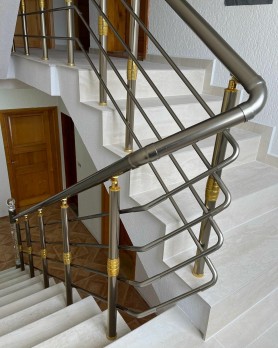 Поручні АЛЮМІНІЄВІ НА СХОДІ КРУГЛИЙ ПРОФІЛЬ КОЛІР ШАМПАНЬ З ПРУТИКАМИ