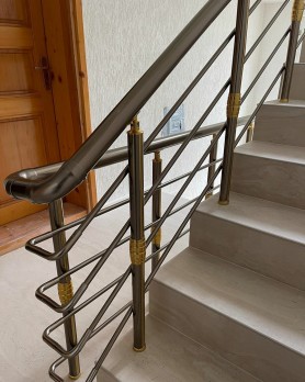 Поручні АЛЮМІНІЄВІ НА СХОДІ КРУГЛИЙ ПРОФІЛЬ КОЛІР ШАМПАНЬ З ПРУТИКАМИ