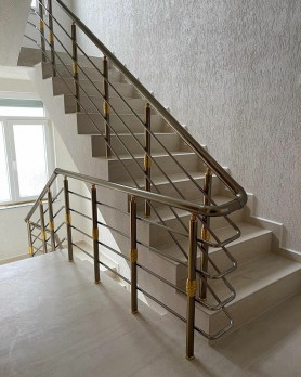 Поручні АЛЮМІНІЄВІ НА СХОДІ КРУГЛИЙ ПРОФІЛЬ КОЛІР ШАМПАНЬ З ПРУТИКАМИ