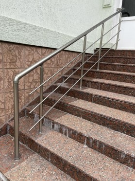 Поручні для сходів з алюмінію з круглим профілем колір шампань з прутиками