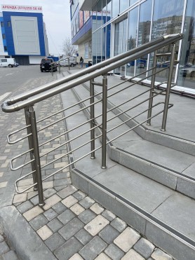 Алюмінієві поручні на ганок круглий профіль колір шампань з прутиками