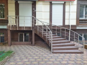 Поручні на ганок з алюмінію з круглим профілем колір шампань з прутиками