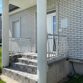 Поручні на ганок з алюмінію з круглим профілем колір срібло з вертикальними прутиками