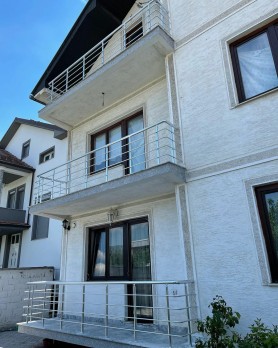 ЦІЛЬНОСКЛЯНА ОГОРОДА НА СХОДУ З КРІПЛЕННЯМ У СТІЙКУ КОЛІР ШАМПАНЬ. СКЛО КАЛЕНЕ 10ММ.