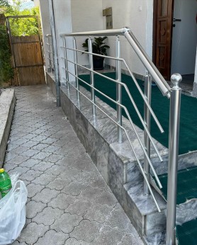 ЦІЛЬНОСКЛЯНА ОГОРОДА НА СХОДУ З КРІПЛЕННЯМ У СТІЙКУ . СКЛО КАЛЕНЕ 10ММ. ПОРУЧЕНЬ АЛЮМІНІВИЙ КРУГЛИЙ КОЛІР ШАМПАНЬ.