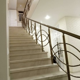 ПЕРИЛА АЛЮМИНИЕВЫЕ НА ЛЕСТНИЦУ КРУГЛЫЙ ПРОФИЛЬ ЦВЕТ ШАМПАНЬ С ФИГУРНЫМИ ПРУТИКАМИ