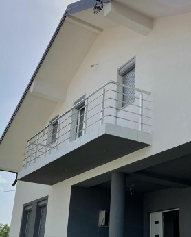 ПЕРИЛА НА БАЛКОН ПРОФІЛЬ КВАДРАТ КОЛІР СРІБЛО З ПРУТИКАМИ