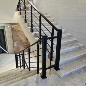 ПЕРИЛА ДЛЯ СХОДІВ З АЛЮМІНІЮ З КВАДРАТНИМ ПРОФІЛЕМ ЕКСКЛЮЗИВНОГО КОЛЬОРУ З ПРУТИКАМИ