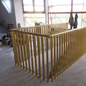 ПЕРИЛА ДЛЯ СХОДІВ З АЛЮМІНІЮ З КРУГЛИМ ПРОФІЛЕМ КОЛІР ЗОЛОТО БЕЗ ЛЕЄРІВ