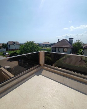 ЦЕЛЬНОСТЕКЛЯННЫЕ ОГРАЖДЕНИЯ ДЛЯ БАЛКОНОВ И ТЕРАСС